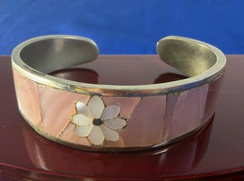 Lot 350ROW - Pink With White Daisy Small Mother Of Pearl MOP Cuff Bracelet Costume Silver