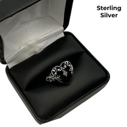 Lot 480 - Sterling Silver Black Enamel Heart Ring Size 7