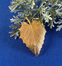 Lot 406LC - Fall Vintage Gold Tone Leaf With Stem Brooch Has Great Accent On Leaf