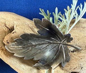 Lot 407LC - Fall Is In The Air With This Curved Maple Leaf - 3 Dimensional Gold Tone