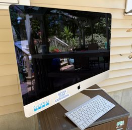 Lot 462CM - 2014 Apple Mac Computer Desk Top With Apple Wireless Keyboard