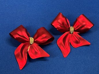Lot 381LC - 1980s Two Bright Red Matte Metallic Bows Lapel Pins Brooch Set