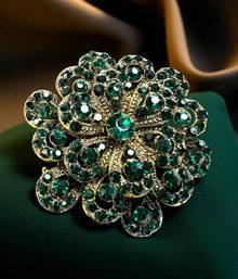 Lot 303LC - Elegant Emerald Green Rhinestone Brooch - Vintage Estate Jewelry