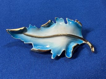 Lot 417LC - Mid Century 1950-60s Goldtone Blue And White Enamel Leaf Brooch Pin