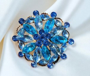 400LC- Stunning! Vintage 1960s Aqua Blue Rhinestones Gold Tone Brooch Pin Measures 2 Inches