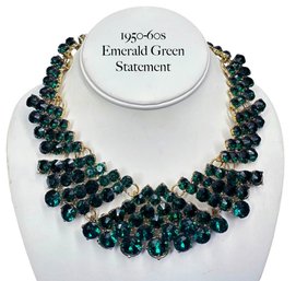 Lot 382LC - 1950-60s Emerald Green Stone Statement Necklace In A Gold Tone - Choker Bib