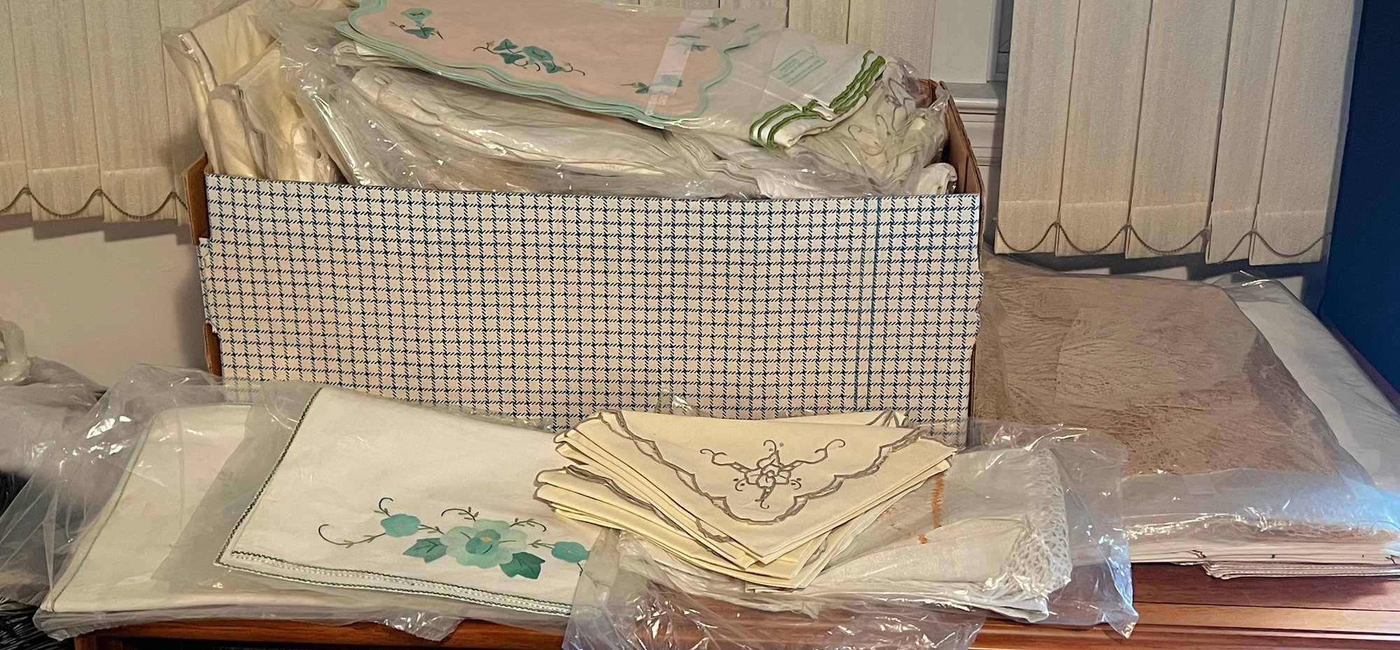 Vintage Russian Tablecloth with 6 Napkins linen, Made in USSR, NOS, Embroidered | UK