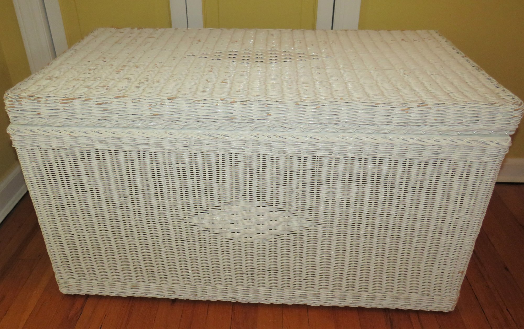 White Wicker Storage Trunk #75381 | Auctionninja.com