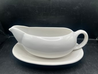 Classic White Ceramic Gravy Boat And Separate Saucer Set