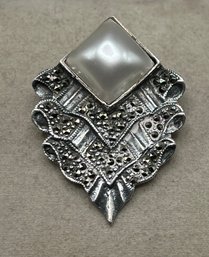 Vintage Art Deco Style Sterling Silver Marcasite & Faux Pearl Chevron Brooch - 0.32 OZT