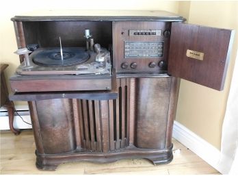1942 ANNIVERSARY MODEL RCA VICTROLA RADIO-PHONOGRAPH