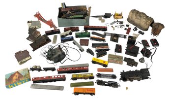 Collection Of HO & O Gauge Trains & Accessories - #S7-5