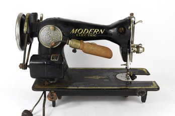 De Luxe Modern Electric Model 18 Sewing Machine