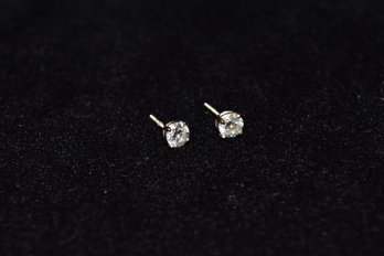 Diamond Stud Earrings Round Cut Diamonds In White Gold Setting - 1.2g Total Weight