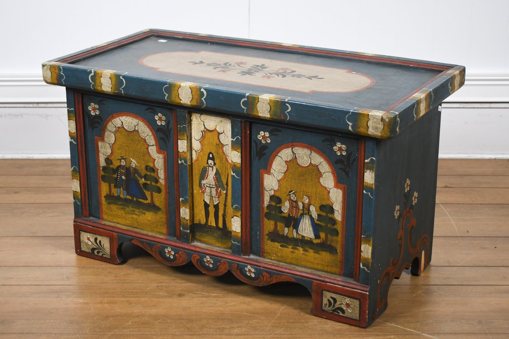 Vintage Painted Decorated Folk Art Trunk (CTF30) #59507 | Auctionninja.com