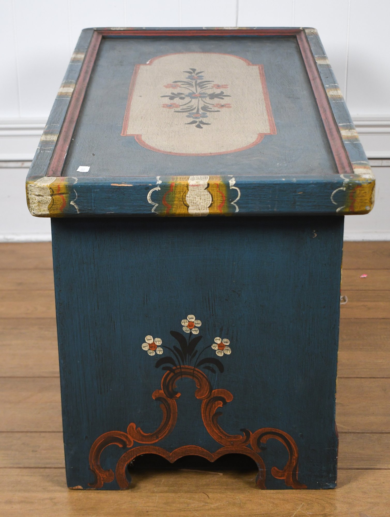 Vintage Painted Decorated Folk Art Trunk (CTF30) #59507 | Auctionninja.com
