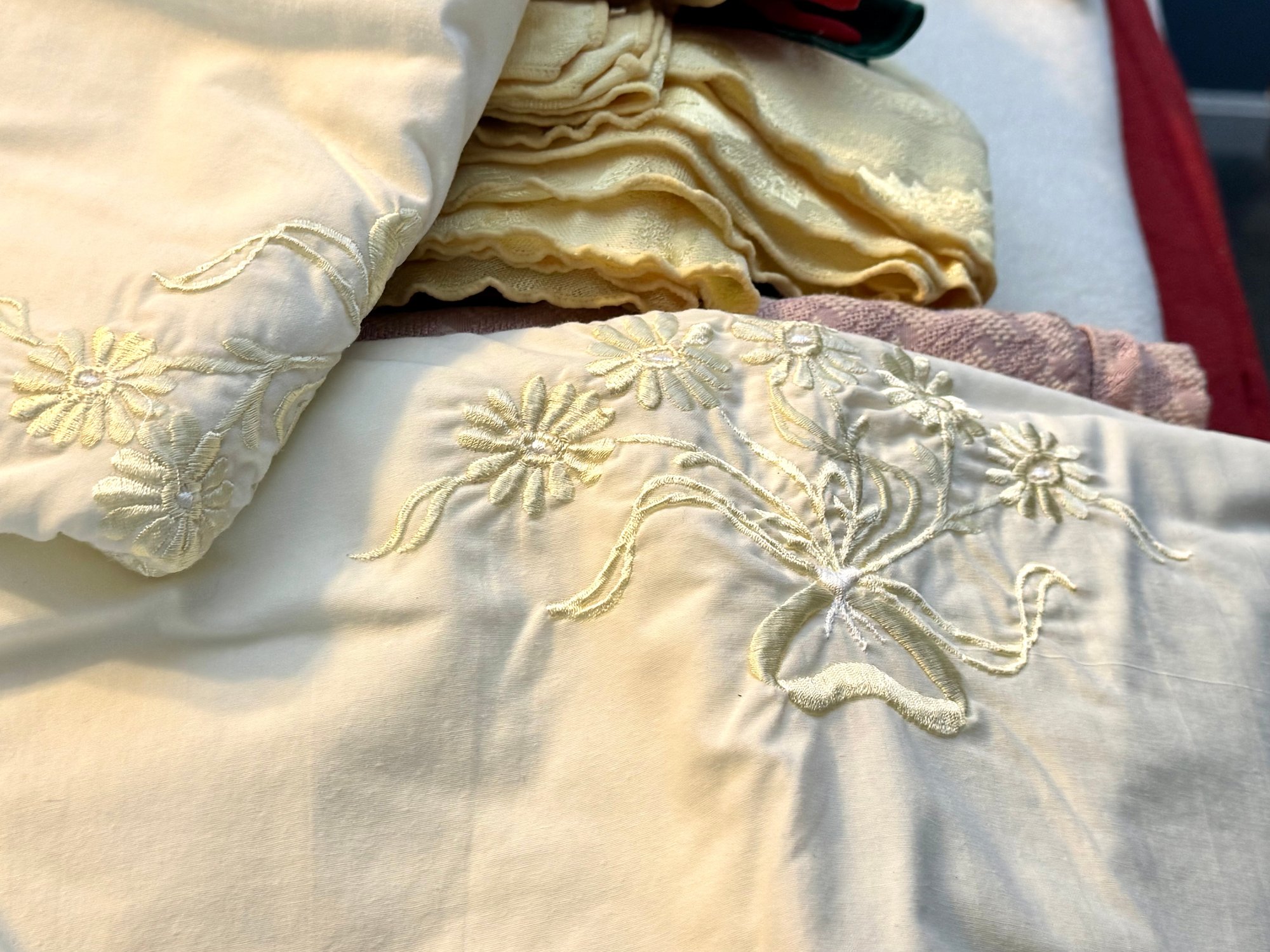Vintage Linen Collection #53635 | Auctionninja.com