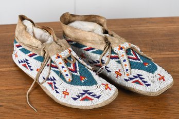 Antique Sioux Mens Beaded Moccasins (CTF20)