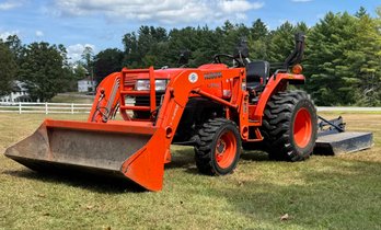 2008 Kubota 4x4 Diesel 3400 Tractor With Bucket And Brush Hog (Local Pick Up Or Delivery)