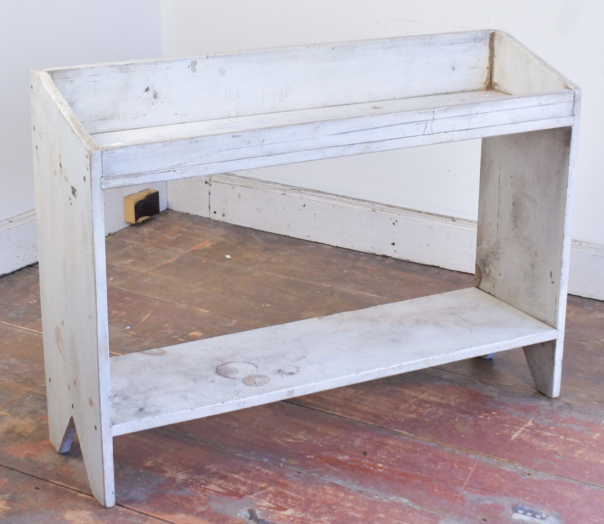 Vintage White Painted Pine Bucket Bench (CTF20) #47055 | Auctionninja.com