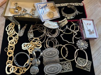 Large Lot Of Estate Sale Jewelry. Mixed