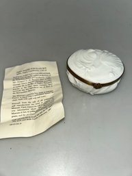 SHELL-SHAPED PORCELAIN BOX