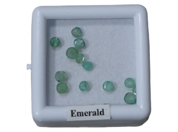 Loose Small Round Emerald Stones In Display Box