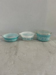 Lot 24- Set Of 3 Amish Butterprint Pyrex Dishes With One Lid