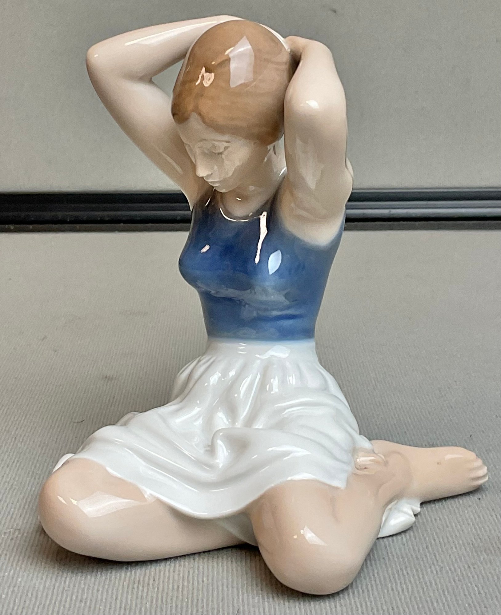 royal-copenhagen-girl-dressing-her-hair-28981-auctionninja