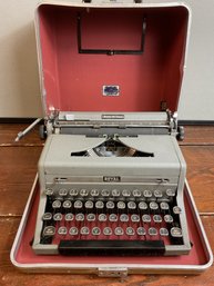 Vintage Royal Quiet De Luxe Typewriter W/ Case