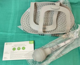 Turkey Baster & Silicone Turkey Lifter - New