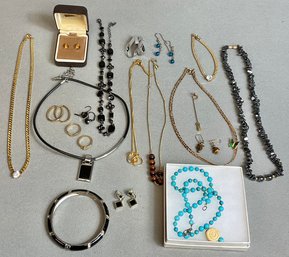 Lot Costume Jewelry - Necklaces/ Earrings/ Bracelets