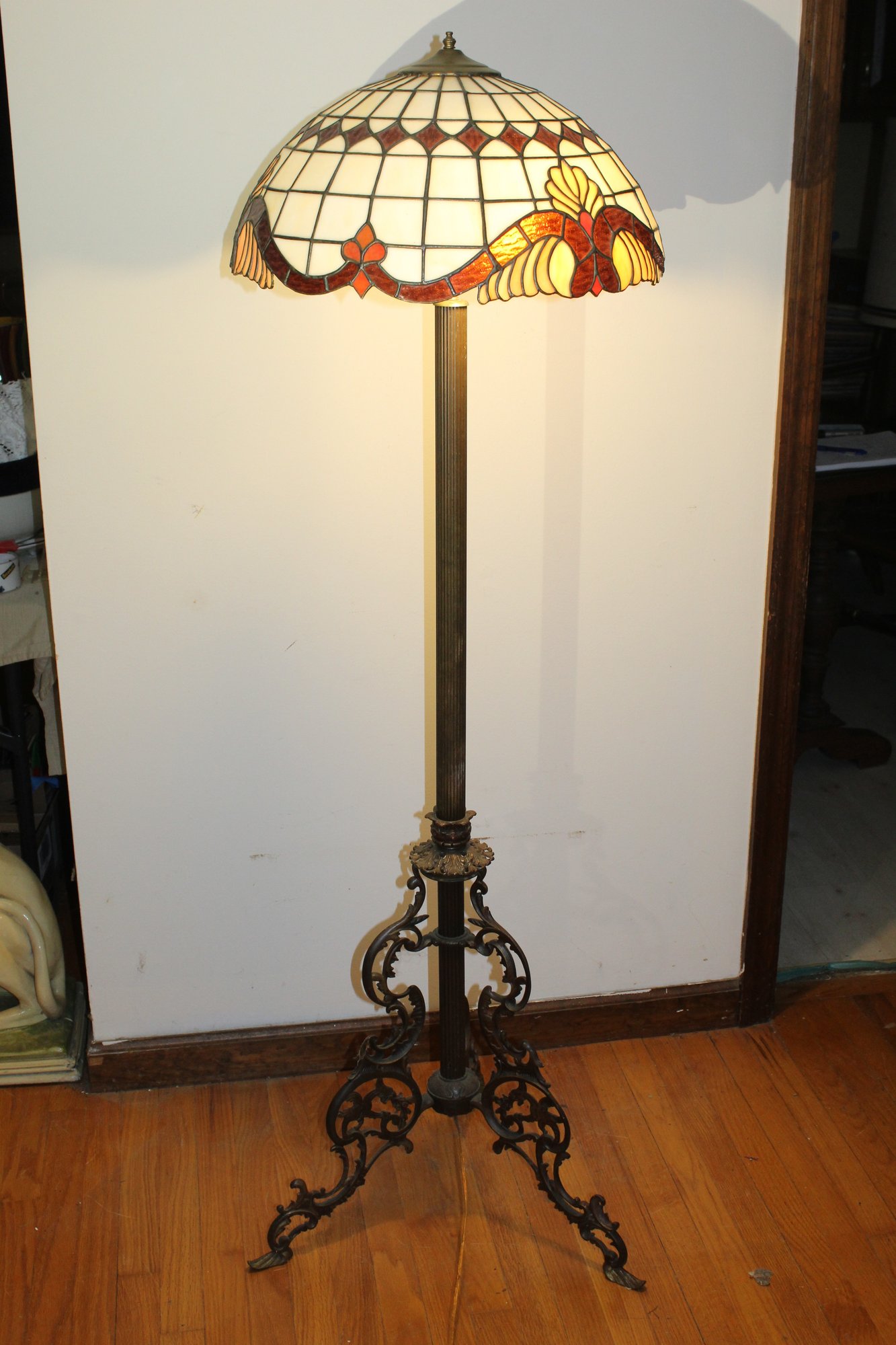 Vintage Tiffany-Style Leaded Glass Floor Lamp Heavy Cast Iron Base, 20 ...