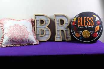 Home Decor'B' And 'r' 14-in Tall, Two Decorative Pillows With Clear Tote