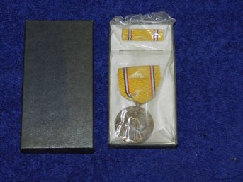 VINTAGE 1974 NATIONAL DEFENSE SERVICE MEDAL SET IN BOX