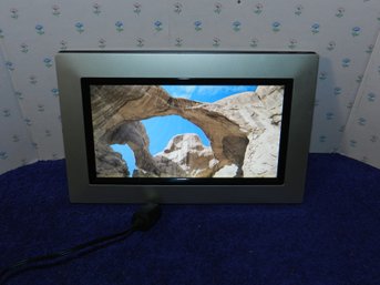 GIINII 7' ELECTRONIC PHOTO FRAME & CLOCK/CALENDAR