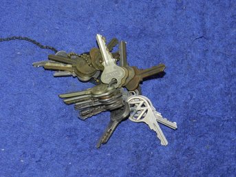 LOT OF ASSORTED VINTAGE KEYS INCLUDING VW CAR KEYS