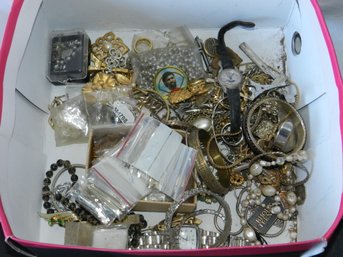 LARGE ASSORTMENT OF COSTUME JEWELRY B