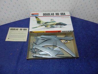 MONOGRAM DOUGLAS RB-66A MODEL KIT 6827