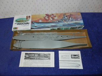 REVELL USS MISSOURI MIGHTY MO MACARTHUR MODEL KIT H-301