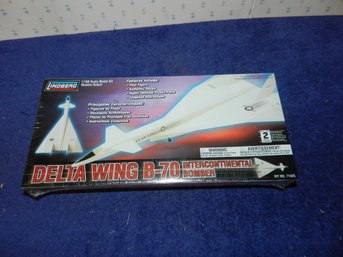 LINDBERG DELTA WING B-70 VALKYRIE BOMBER MODEL KIT FACTORY SEALED