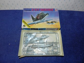 ESCI TOP GUN SCHOOL AGGRESSOR A-4 E/F MODEL KIT SC-9003
