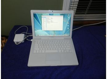 Apple MacBook A118 MacBook 1.1 Intel Core Duo 1.8 GHz W/ Power Supply