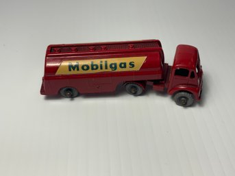 Matchbox M-8 Mobilgas Tanker Thornycoft Tranker