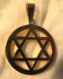 GOLD TONE JEWISH STAR PENDENT