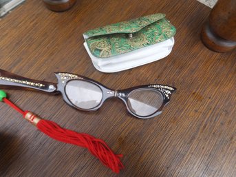VINTAGE FOLDING CAT'S EYE GLASSES W/CASE
