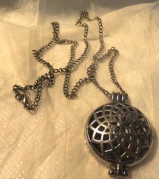 24' Chain With Round Locket