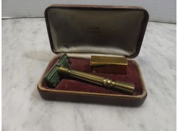 VINTAGE GEM MICROMATIC  RAZOR WITH CASE