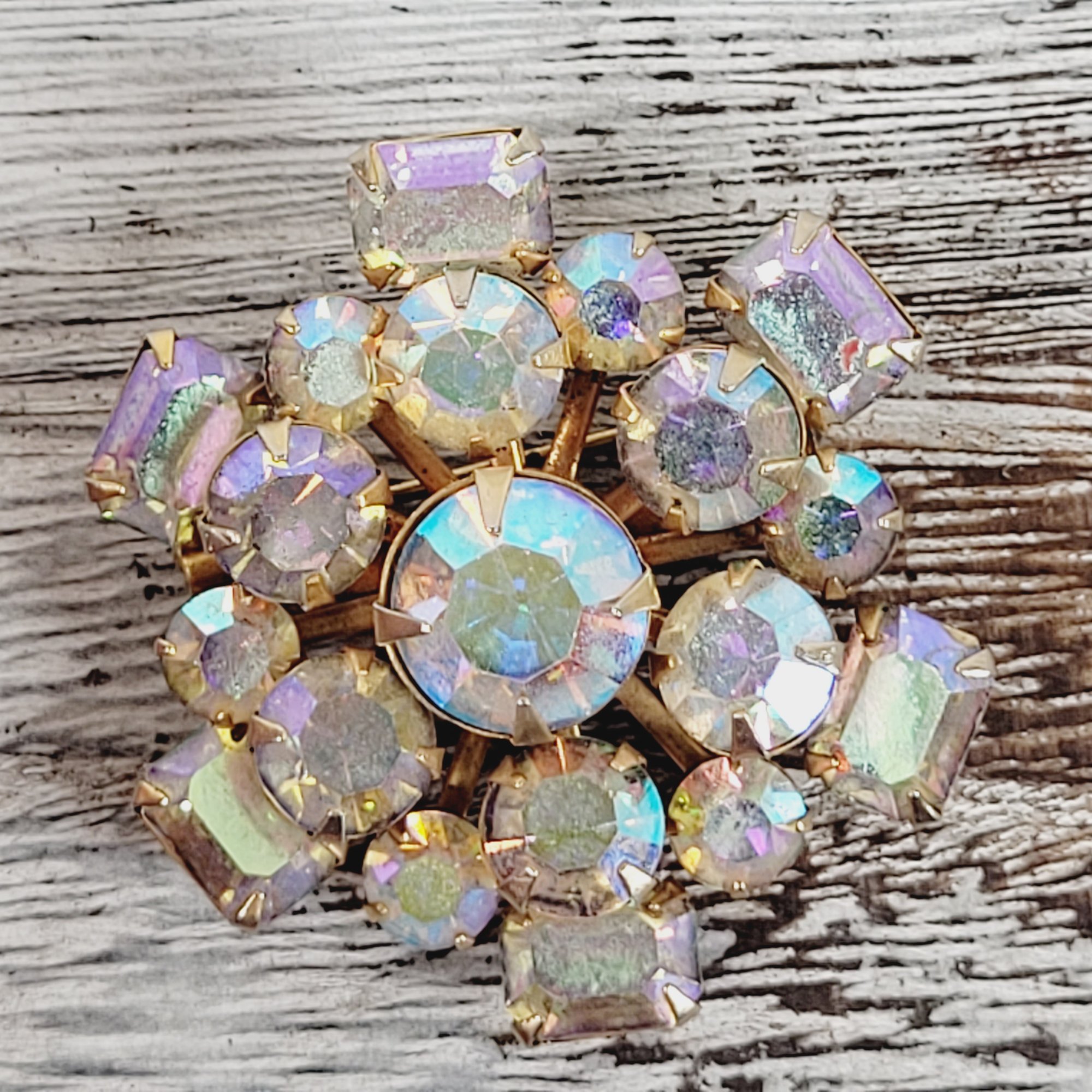 Vintage Rhinestone Brooch Gold-tone Beautiful Design Classic