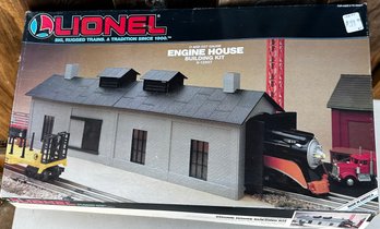 (C24) LIONEL 0 And 027 Gauge Engine House Building Kit 6-12897